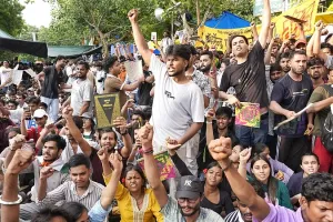 मुंबई : शिक्षा मंत्री धर्मेंद्र प्रधान के इस्तीफे के बाद कांग्रेस में जश्न, मुंबई में बांटी गई मिठाई