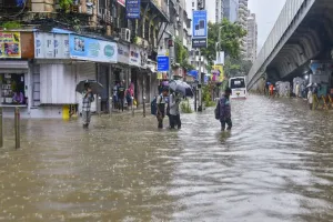 मुंबई : बारिश से मुंबई के कुर्ला-अंधेरी रोड पर जलभराव और गड्ढों की समस्या बढ़ी