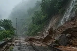 मुंबई-पुणे रेल मार्ग पर भारी भूस्खलन, 14 दैनिक और 16 स्पेशल ट्रेनों समेत कुल 30 सेवाएं रद