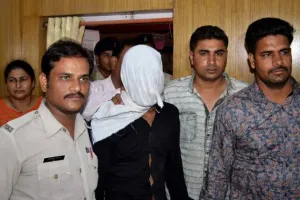 मुंबई : 7 साल की बच्ची से दरिंदगी, भड़का लोगों का गुस्सा, थाने का घेराव कर आरोपी के लिए मांगी फांसी