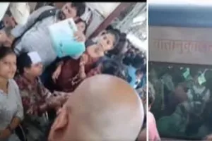 मुंबई लोकल का एसी खराब होने के बाद भट्टी बना ट्रेन का डिब्बा, दम घुटने से कई यात्री बेहोश