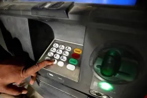 मुंबई : एटीएम से पैसे निकालते समय रहें सावधान! मुंबई में सामने आया चोरी का नया तरीका, ऐसे फंसाते थे कैश