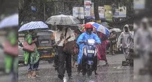 मुंबई में फिर बरसे बादल, दक्षिण मुंबई समेत उपनगरों में तेज बारिश का अलर्ट