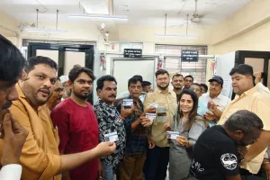 मुंबई: बीएमसी जी-नॉर्थ वार्ड के फेरीवालों को मिला डिजिटल QR Code ID कार्ड, अब सम्मान से कर सकेंगे व्यवसाय