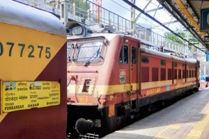 मुंबई : महालक्ष्मी एक्सप्रेस में धुआं उठने से हड़कंप, कई ट्रेनों की आवाजाही में हुई देरी