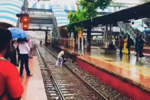 मुंबई : दादर रेलवे स्टेशन पर महिला से बेरहमी का वीडियो वायरल, ट्रैक पर मारपीट देख लोग नाराज