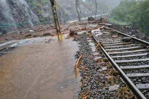 गुजरात में भारी बारिश से आफत, सूरत-मुंबई रेल सेवा पूरी तरह ठप; कई सड़कें बंद