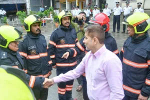 मुंबई : मोनोरेल यात्रियों को बचाने वाले 13 दमकलकर्मियों को राष्ट्रपति पदक