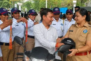 ठाणे में Helmetless Riders को पुलिस ने बांधी राखी, अनोखे Road Safety Drive से दिया सुरक्षा का संदेश