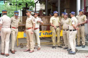 मुंबई : पुलिस ने 29 अगस्त से 27 सितंबर तक हथियार साथ लेकर चलने पर रोक लगाई, शहर में शांति और सुरक्षा का हवाला दिया