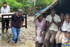 मुंबई: जब असम की कीचड़ से सनी सड़कों पर बिस्तर उठाकर चले मुंबई के ये सोशल वर्कर, बाढ़ पीड़ितों ने पैर छूकर लगाया गले