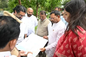 पालघर :  अतिवृष्टि से क्षतिग्रस्त सड़कों का निरीक्षण करने पालघर पहुंचे मंत्री शिवेंद्रराजे भोसले