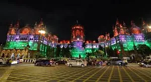मुंबई: स्वतंत्रता दिवस की पूर्व संध्या पर तिरंगे की रोशनी में जगमगाया मुंबई