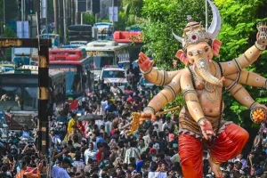 मुंबई : भगवान गणेश की प्रतिमा ला रही भीड़ पर अंडे फेंकने का आरोप, बवाल मचा तो पहुंची पुलिस