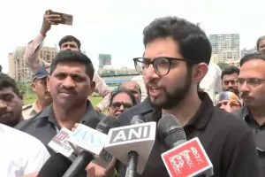 मुंबई में मैदानों को बचाने के लिए आदित्य ठाकरे की तिरंगा यात्रा, कहा, 17 मैदानों का रिजर्वेशन बदला