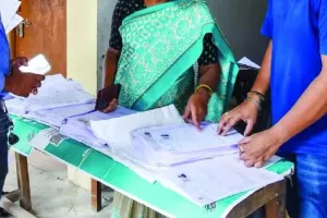 नवी मुंबई की फोटोकॉपी दुकान में फॉर्म मिलने के बाद पांच बीएलओ निलंबित