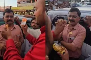 छत्रपति संभाजीनगर : एफडीए अधिकारी को भीड़ ने खिलाए एक्सपायर्ड बिस्कुट