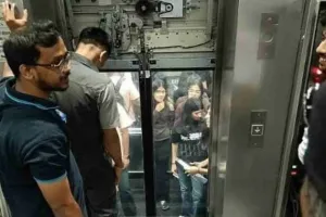 मुंबई: चर्चगेट मेट्रो स्टेशन के लिफ्ट में तकनीकी खराबी, यात्री फंसे; मची चीख-पुकार