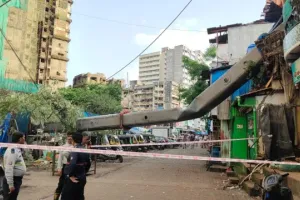 मुंबई के कुर्ला में क्रेन गिरने से 11 लोग घायल, दो मकानों और रेलवे की ओवरहेड इलेक्ट्रिक वायर को भी नुकसान