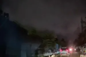  मीरा रोड में बाल-बाल बचे चार लोग, तेज रफ्तार एसयूवी ने सड़क किनारे खड़े लोगों को मारी टक्कर