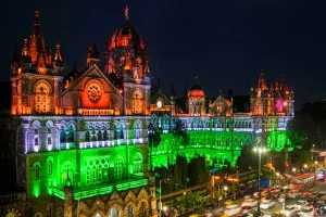 मुंबई: स्वतंत्रता दिवस से पहले तिरंगे के रंग में सजा सीएसएमटी, मुंबई में देशभक्ति का माहौल