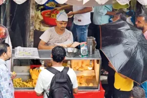 मुंबई : तुकाराम मुंढे की सख्ती का असर! मुंबई के वड़ा पाव स्टॉल बदले, अब खाने के तेल पर फूड एंड ड्रग एडमिनिस्ट्रेशन की नजर