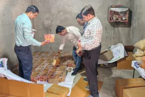 मुंबई: बच्चों को कुरकुरे, मैगी और लेज़ देने से पहले सावधान, मुंबई में पैकेट पर बदली जा रही थी एक्सपायरी डेट