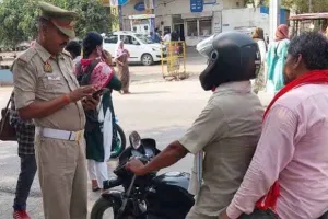 लखनऊ : उत्तर प्रदेश में बाइक पर पीछे बैठने वाले के लिए भी हेलमेट अनिवार्य... नहीं पहनने पर कटेगा चालान