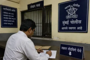 मुंबई : जज को गाड़ी घेरकर जान से मारने की धमकी, पत्नी के साथ गाली-गलौज भी की 