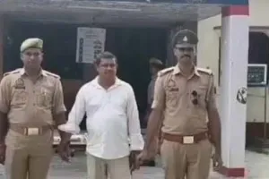 आजमगढ़ः पुलिस की वर्दी, शराब ठेके का ऑफर... 5वीं पास शख्स ने ठगे 90 हजार