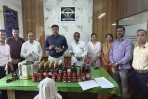 मुंबई : ट्रेन से 71,560 रुपए की शराब जब्त... अटेंडेंट के रूप में कार्यरत एक व्यक्ति गिरफ्तार