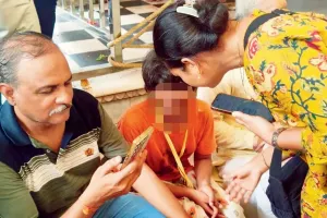 मथुरा : लापता लड़की को ढूंढने के लिए पुलिस अफसर ने मथुरा में भगवान कृष्ण से लगाई गुहार, आंखें खोलीं तो पास ही खड़ी मिली बच्ची