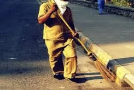 मुंबई में सफाईकर्मी को सड़क पर मिला 150 ग्राम सोना, पुलिस को सौंपा