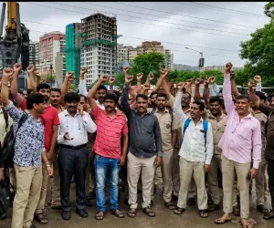 NEET परीक्षा के बीच मुंबई में बेस्ट प्रशासन का कड़ा रुख, हड़ताली कर्मचारियों को 'मेस्मा' का नोटिस जारी