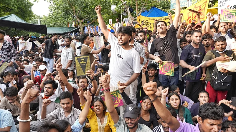 मुंबई : शिक्षा मंत्री धर्मेंद्र प्रधान के इस्तीफे के बाद कांग्रेस में जश्न, मुंबई में बांटी गई मिठाई