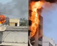 मुंबई के अंधेरी इलाक़े में मदीना मस्जिद नाम की एक इमारत में सिलेंडर फटने से आग लग गई