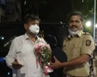 माहिम: कोविद 19 से प्रभावित बूढ़े व्यक्ति की मुंबई पुलिस अधिकारी ने की मदद