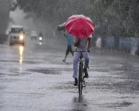 मुंबई में भारी बारिश के बाद लबालब सड़कें, शुक्रवार तक जारी ऑरेंज अलर्ट...